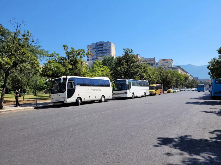 Autocarros para o aeroporto no lado leste da praça