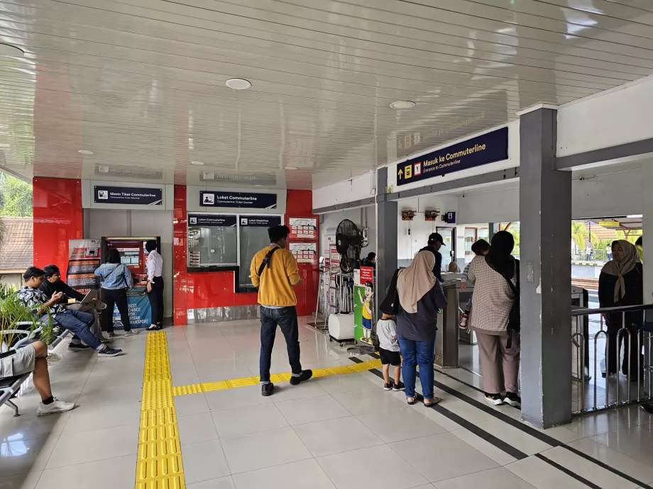 Bilheteira e máquinas de venda automática na estação de comboios
