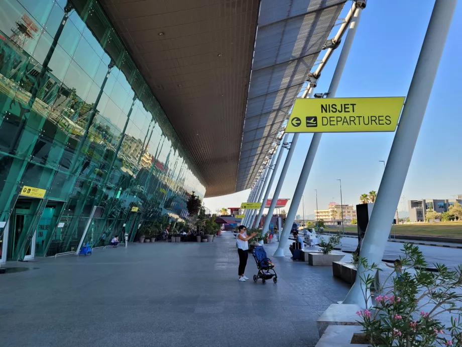 chegada ao aeroporto de Tirana