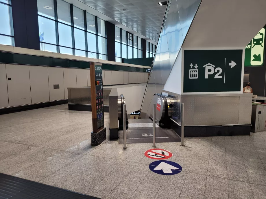 O caminho para o comboio pelas escadas rolantes