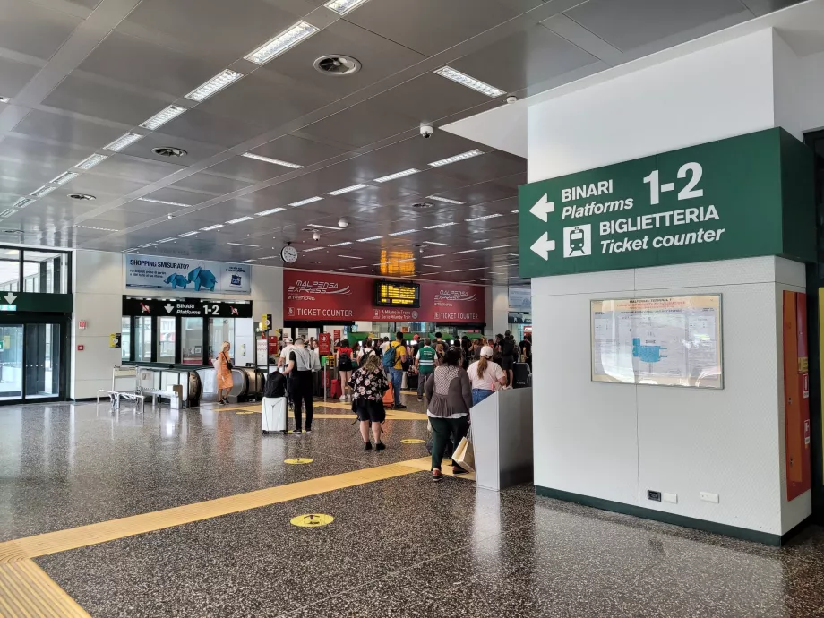 Bilheteiras e escadas rolantes até à plataforma