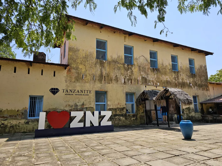 Ilha Prisão, o edifício da prisão com o letreiro I love ZNZ