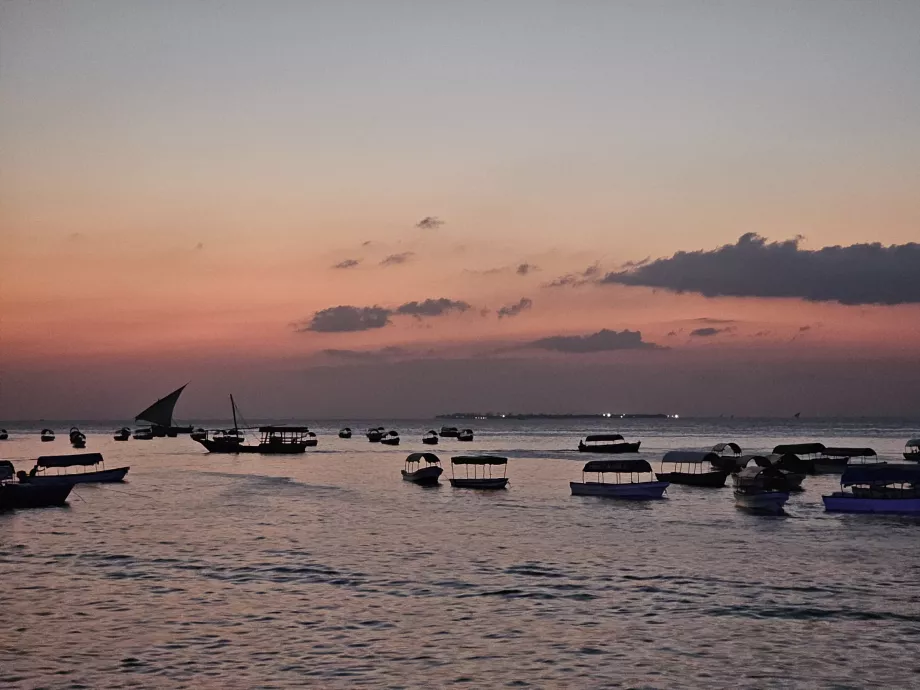 Pôr do sol no passeio marítimo de Forodhani