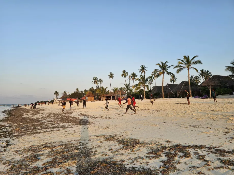 Jogar futebol na praia de Nungwi
