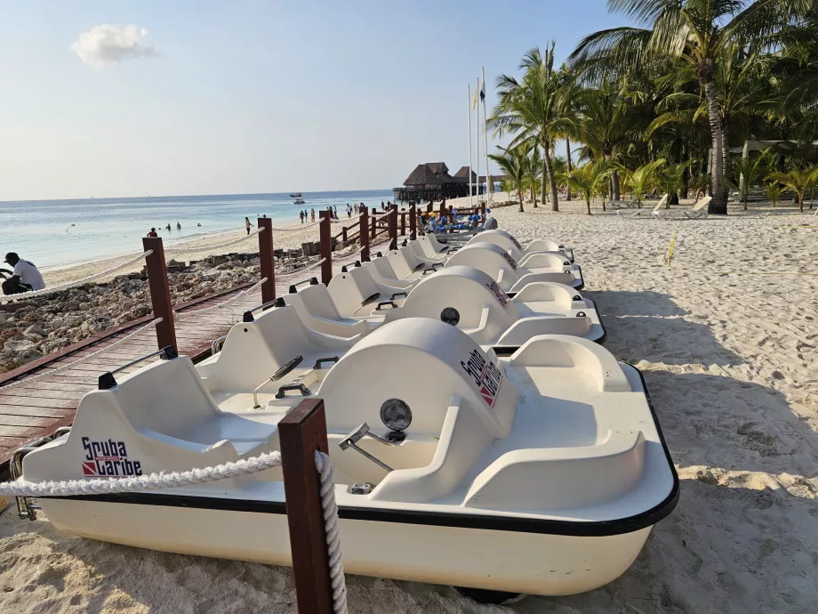 Aluguer de barcos a pedais na praia de Kendwa