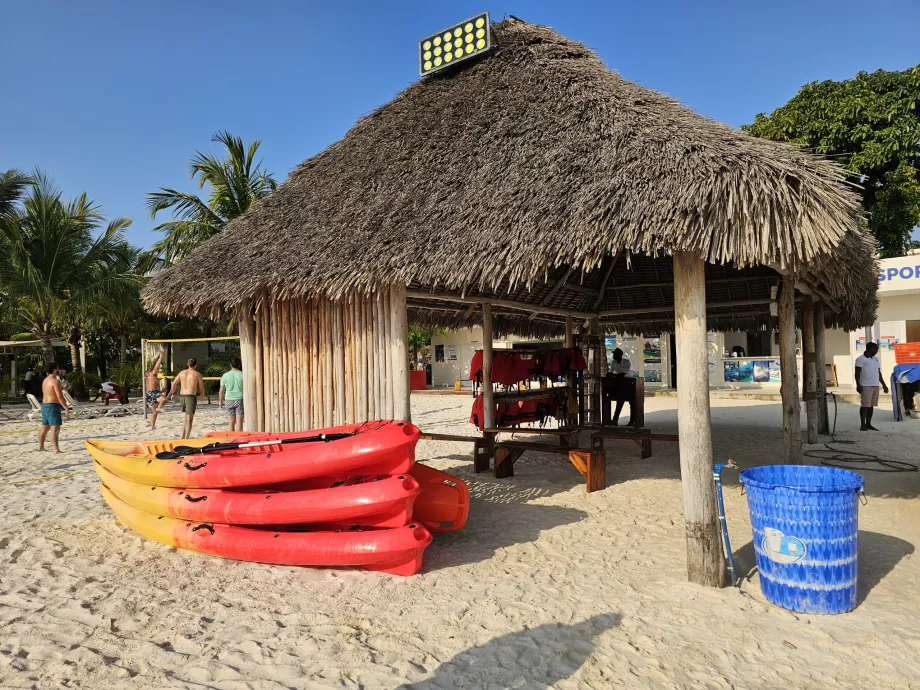 Desportos aquáticos na praia de Kendwa