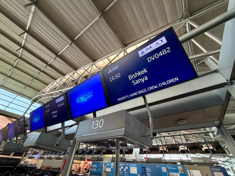 Check-in para o voo da SCAT Airlines