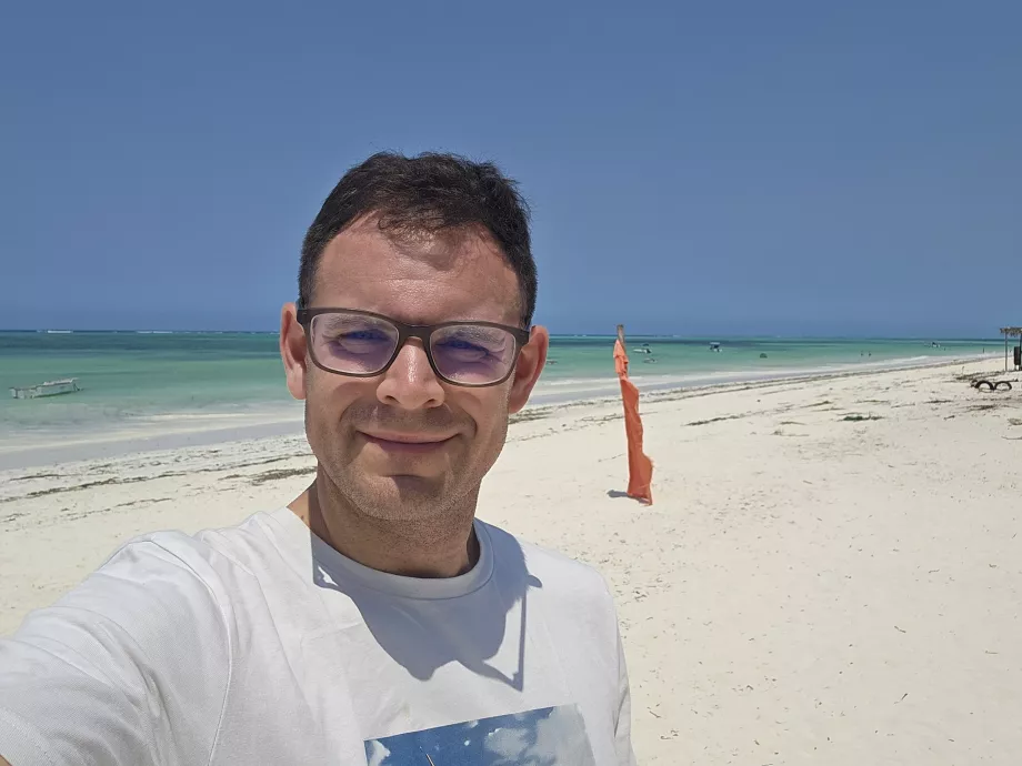 Eu na praia de Pwani-Mchangani