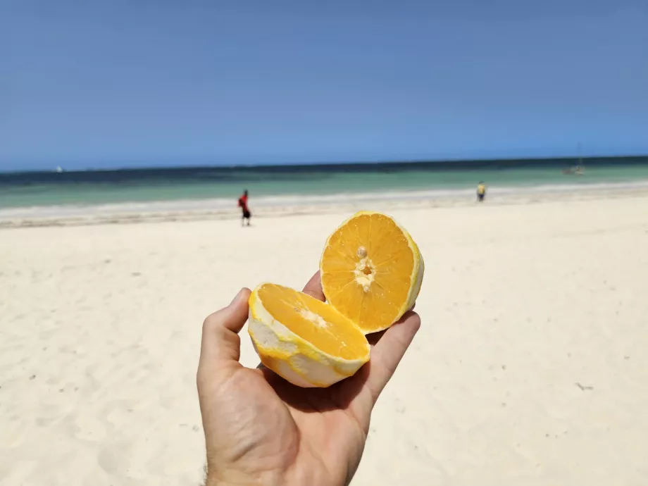 Laranja na praia de Kiwengwa