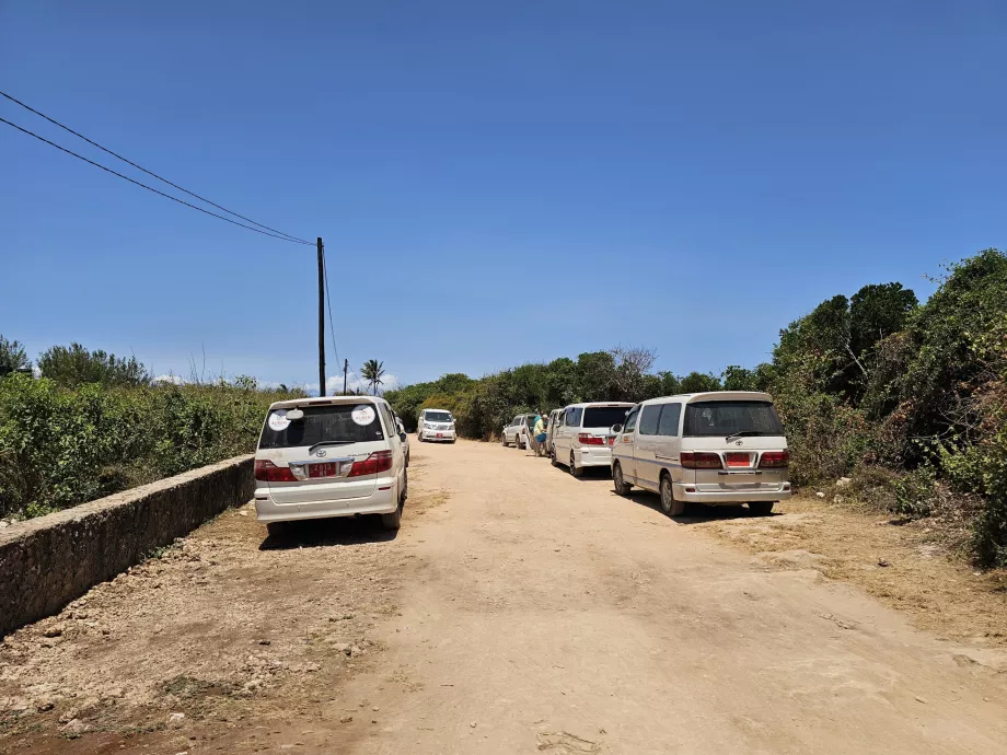 Estacionamento na praia de Mtende