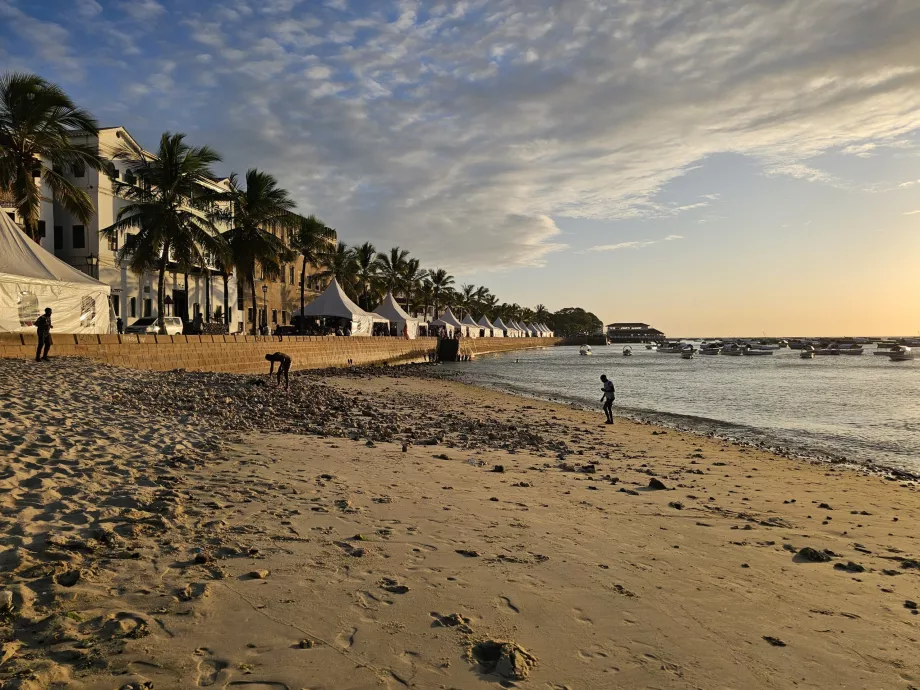 Praia no passeio marítimo de Forodhani