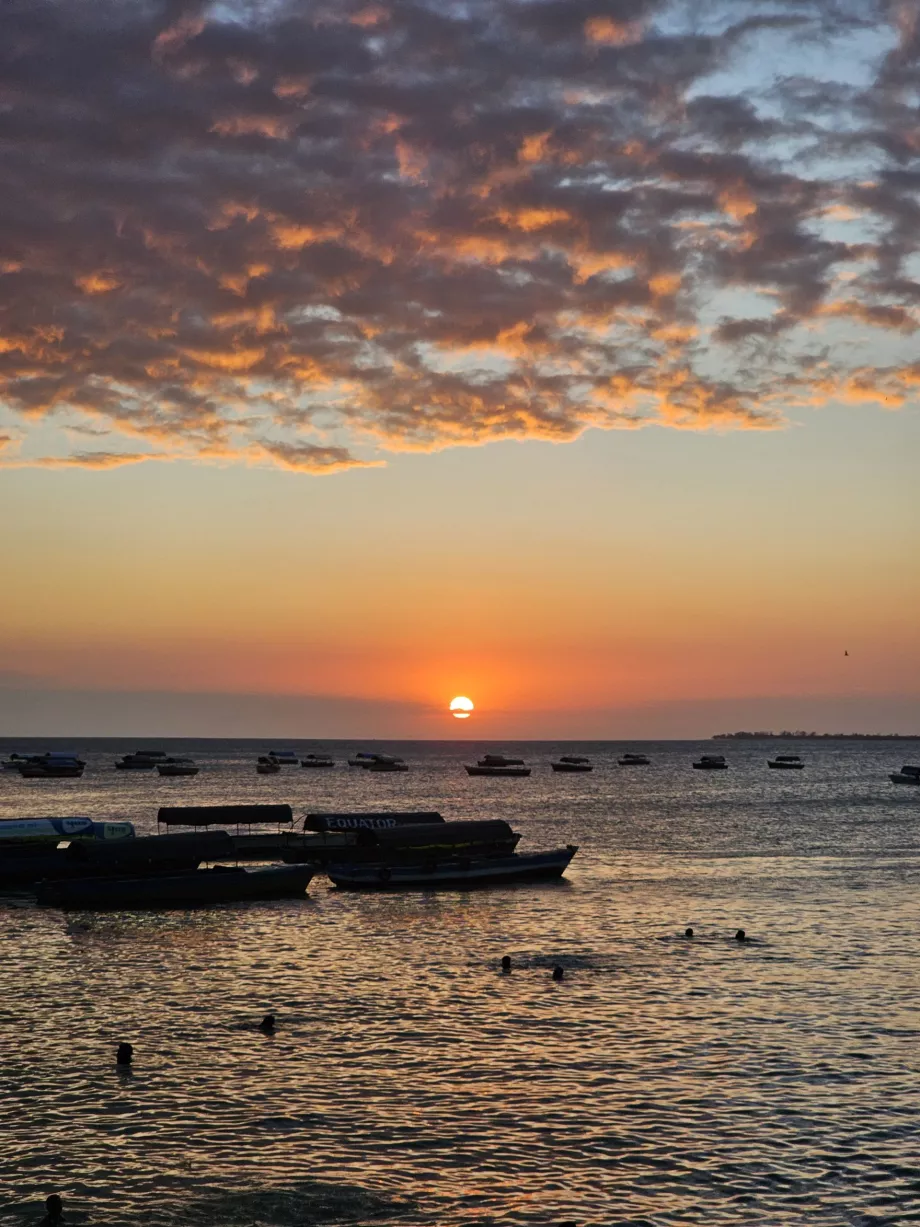 Pôr do sol no passeio marítimo de Forodhani