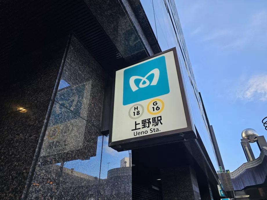 Marcação da entrada da estação de metro