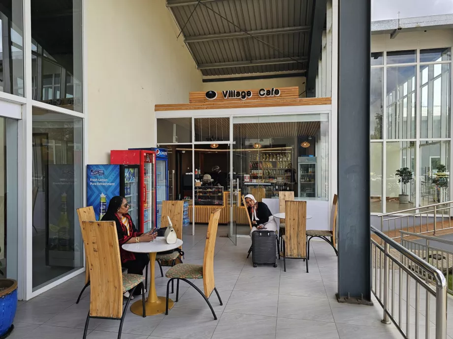 Café no átrio das chegadas