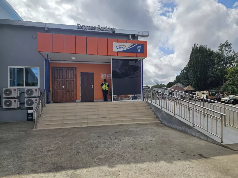 Multibanco entre a sala de chegadas e a sala de partidas