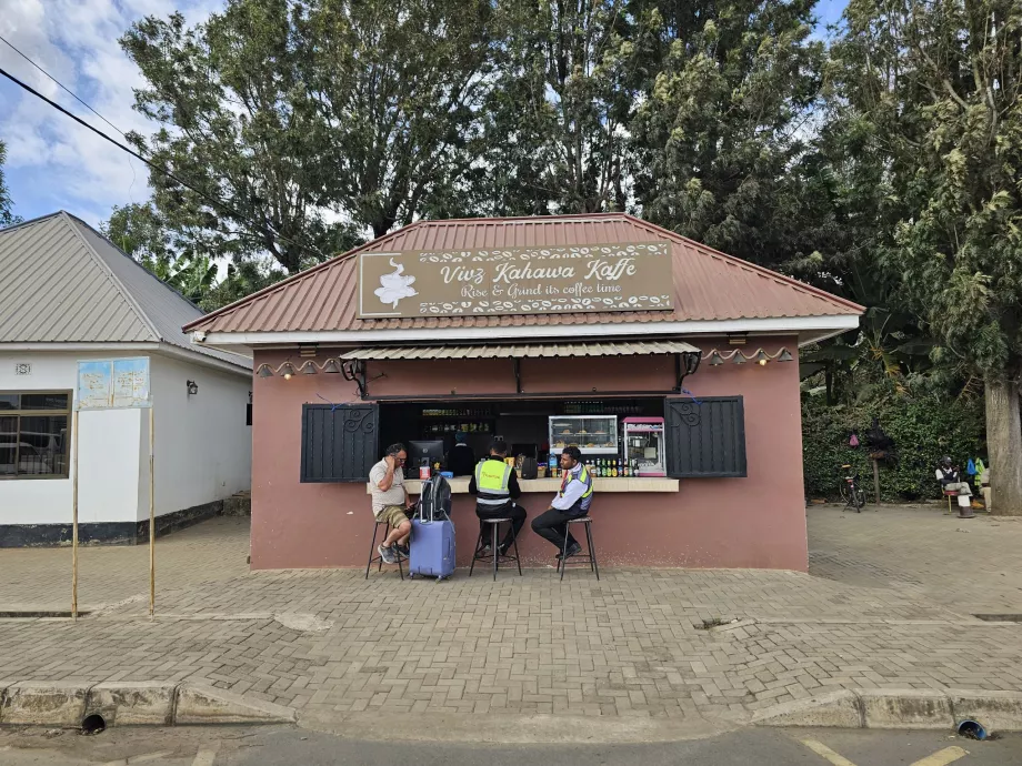 Café barato em frente à sala de partidas