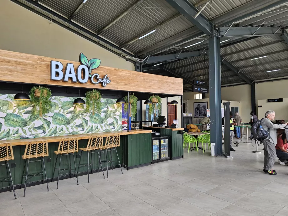 Café na zona pública da sala de partidas