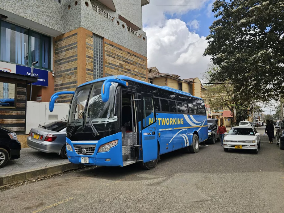 Paragem de autocarro em direção ao aeroporto na Rua da Índia
