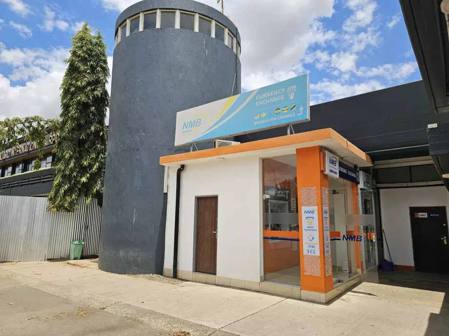 Caixas multibanco em frente à sala de chegadas