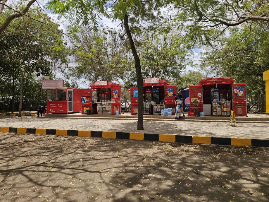 Bancas de bebidas em frente ao átrio de chegada
