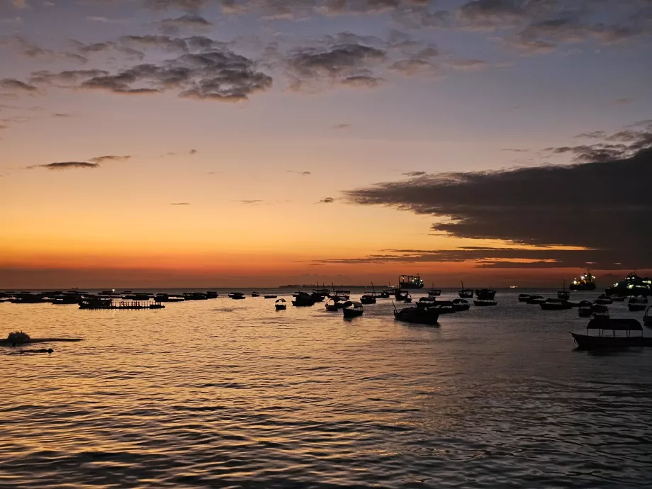 Pôr do sol no passeio marítimo de Forodhani