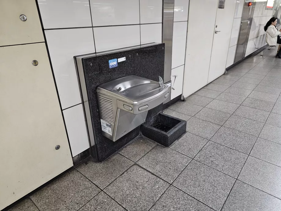 Beber água na plataforma do metro
