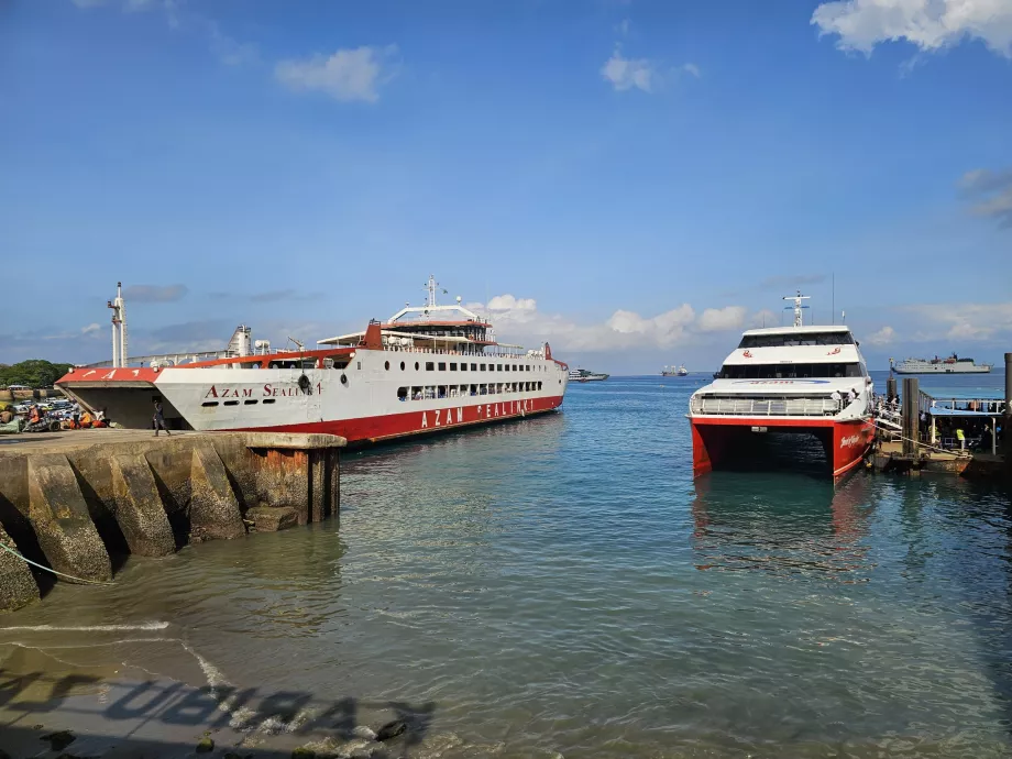 Navios da Azam Marine