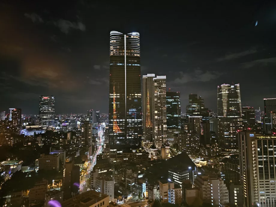 Vista do miradouro principal durante a noite