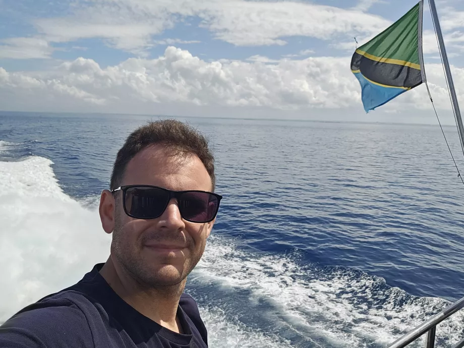 Eu no ferry de Zanzibar para Dar es Salaam