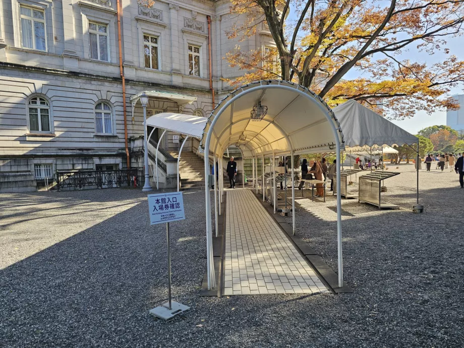 Entrada para o interior do Palácio de Akasaka