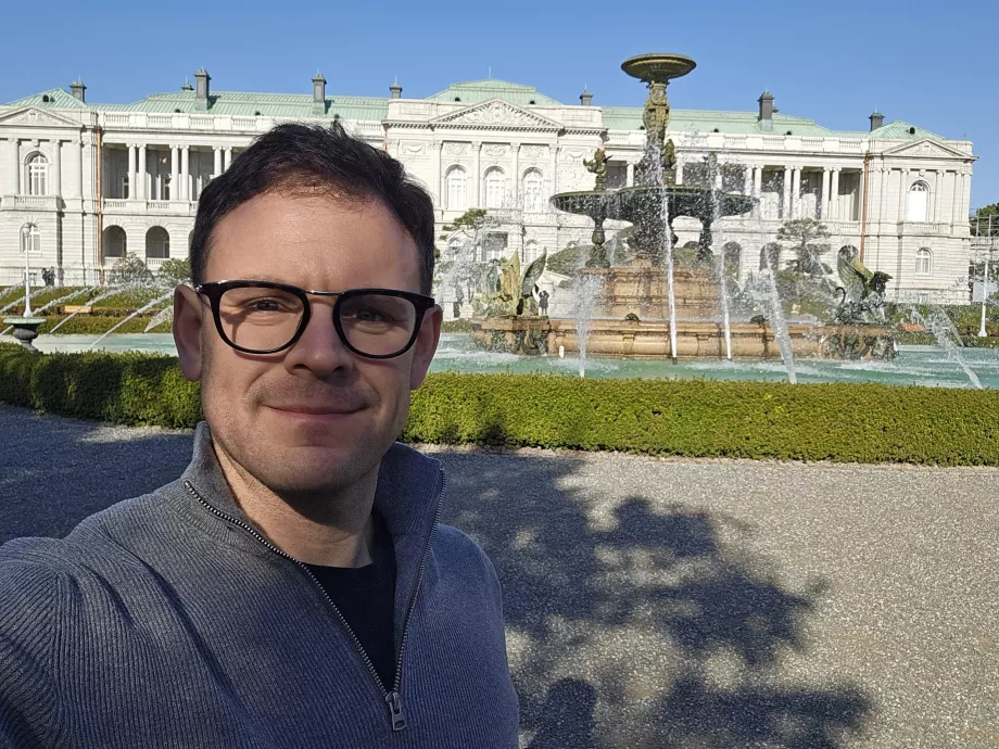 Eu em frente ao Palácio de Akasaka