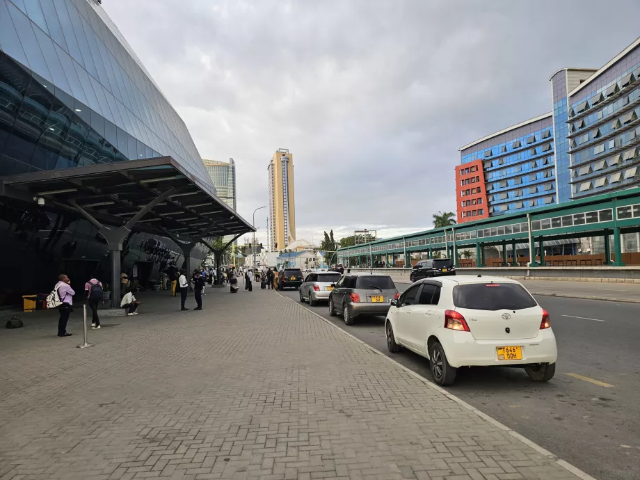 Carros Bolt ou Uber à porta da estação de comboios