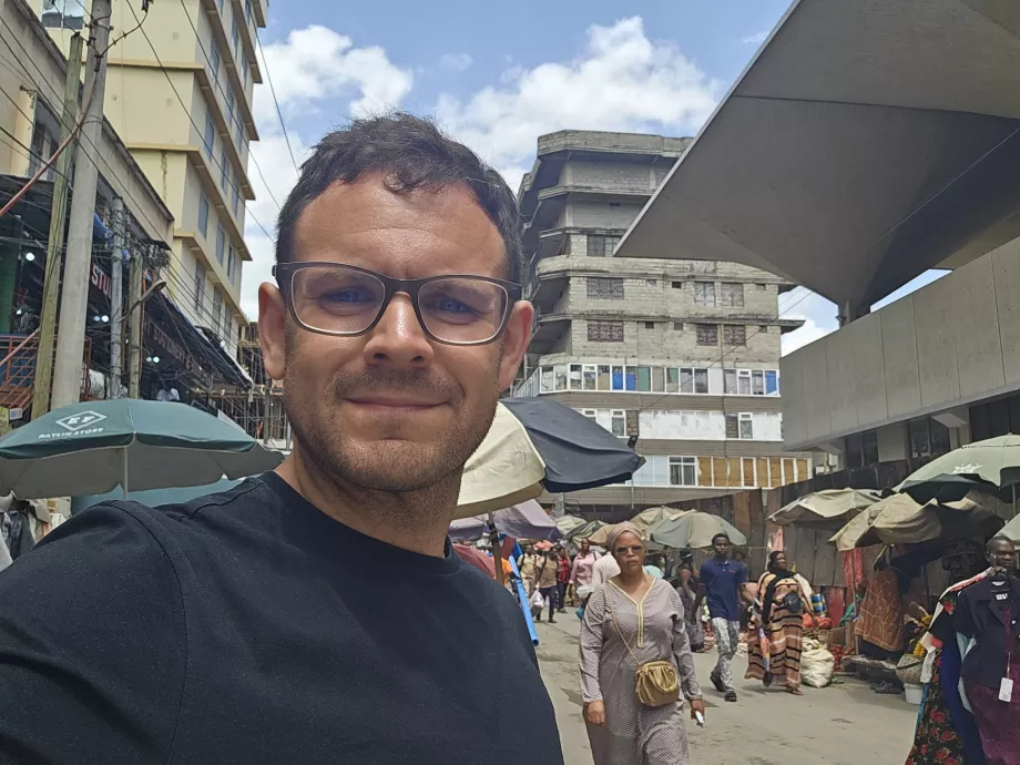 Eu no mercado de Kariakoo