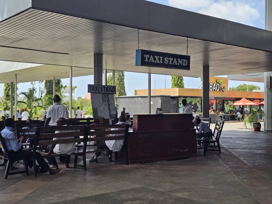 Paragem de táxis em frente ao Terminal 2