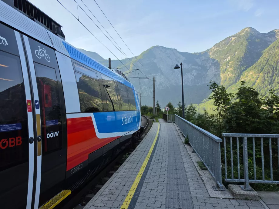 Um comboio na estação ferroviária de Hallstatt