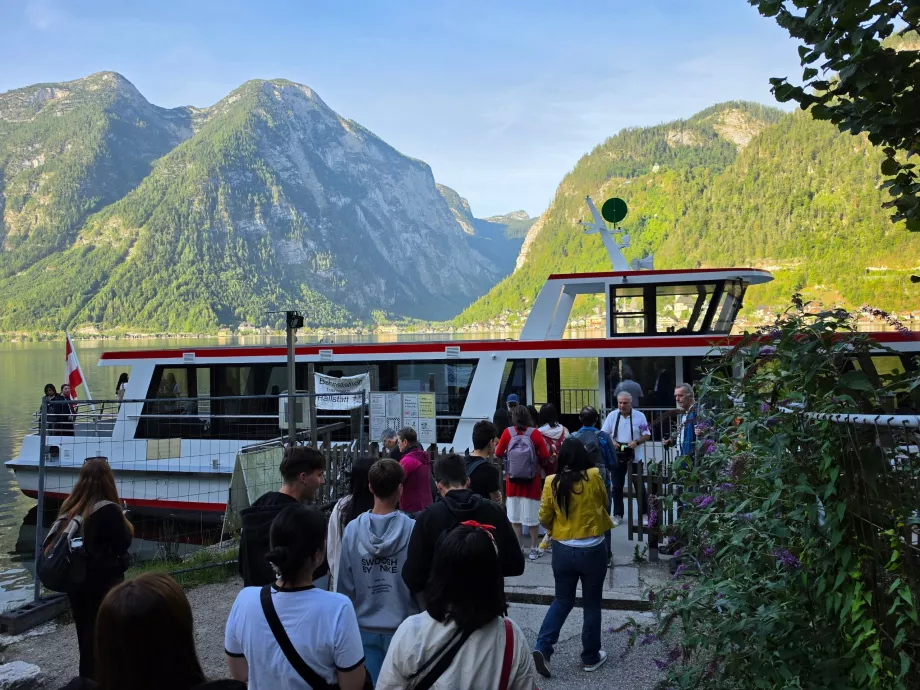 Ferry da estação ferroviária para Hallstatt