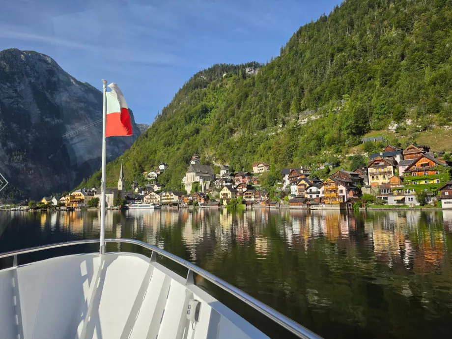 Uma vista de Hallstatt a partir do ferry