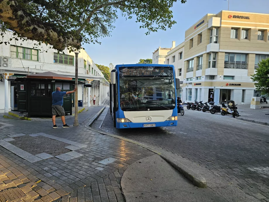 Paragem em direção ao aeroporto no centro de Rodes