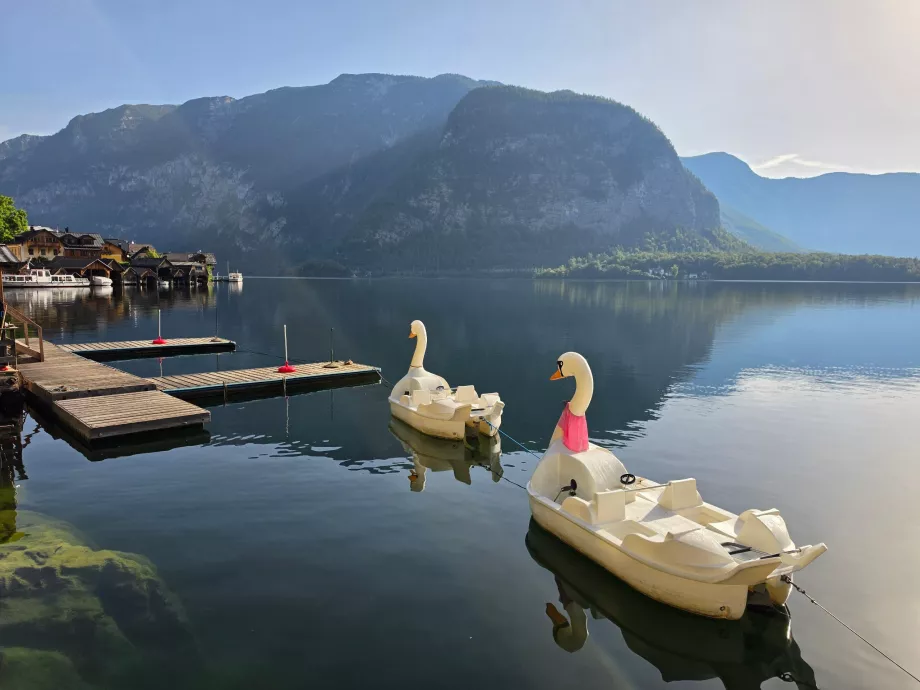 Barcos a pedais no Lago Hallstatt