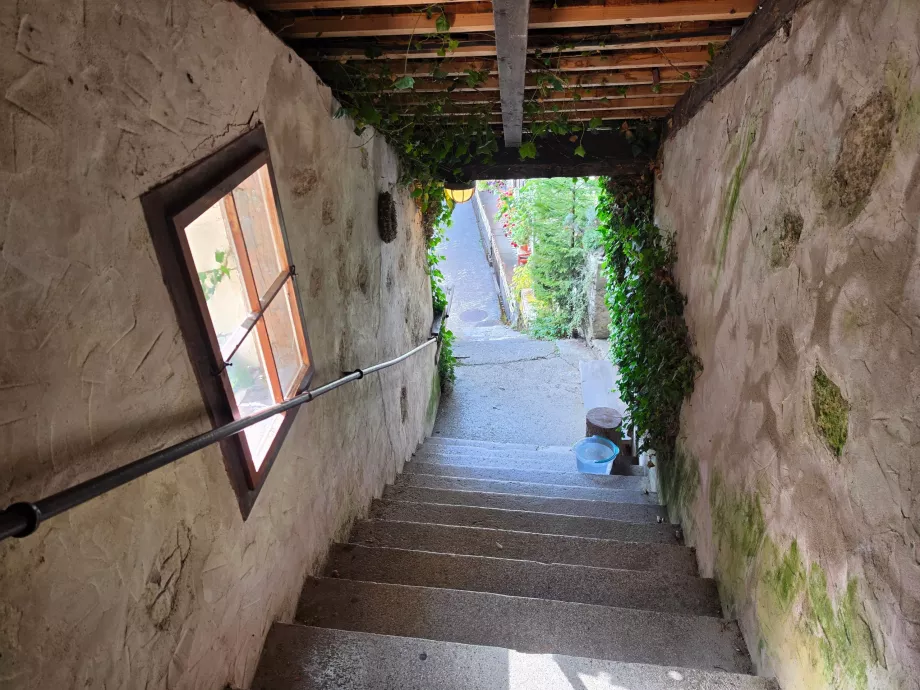 Uma escadaria coberta entre o centro da cidade e a igreja católica