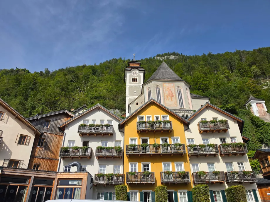A igreja católica situada acima do centro de Hallstatt