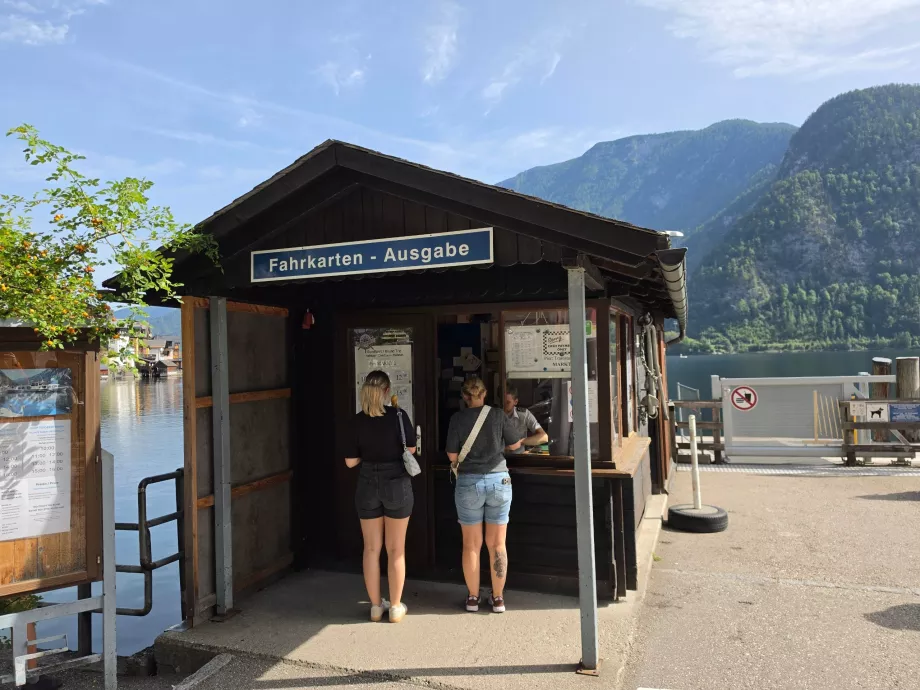 Venda de bilhetes de ferry na estação ferroviária