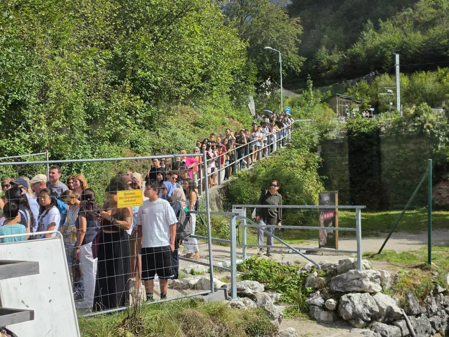 Uma longa fila para o ferry na estação ferroviária