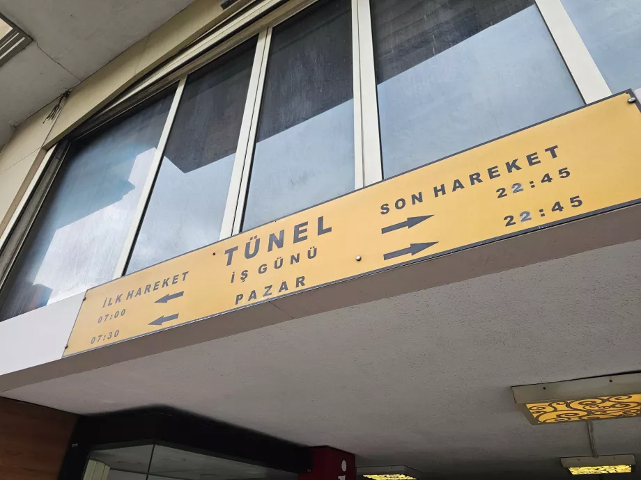 Entrada da estação de Tünel