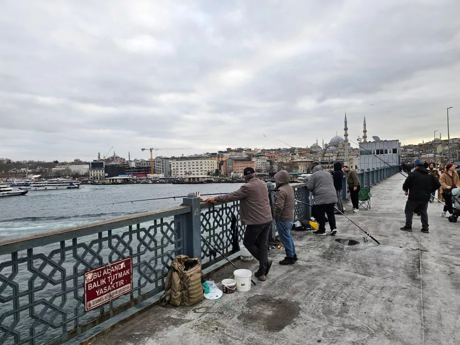 Pesca a partir da Ponte Galata