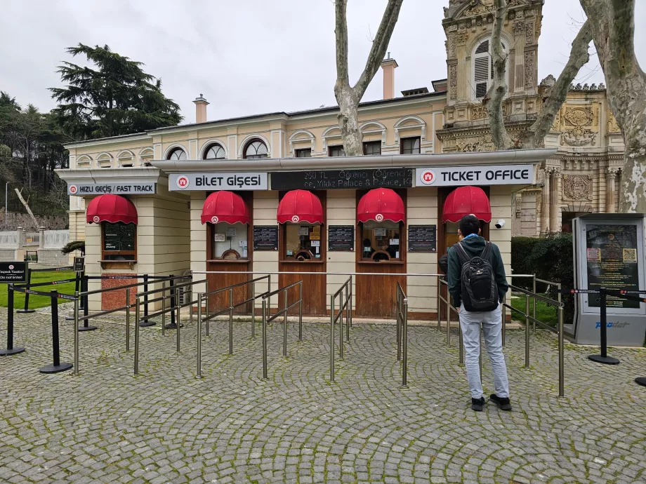 Entrada principal do Palácio de Dolmabahçe