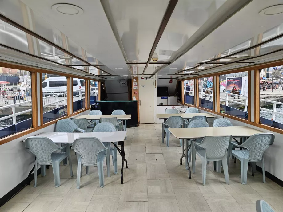 Interior do barco para a Torre da Donzela