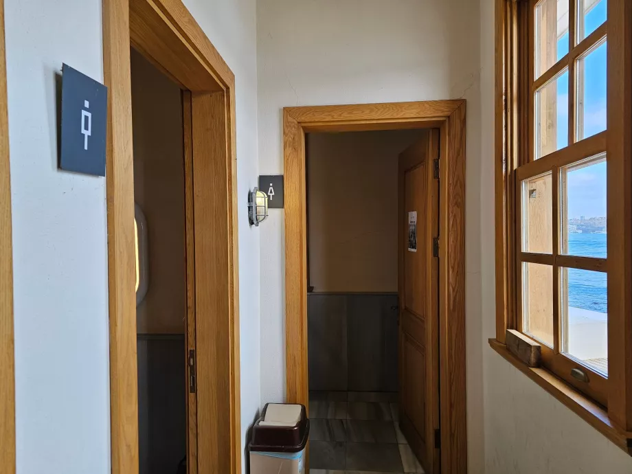 Casas de banho públicas gratuitas na Torre da Donzela