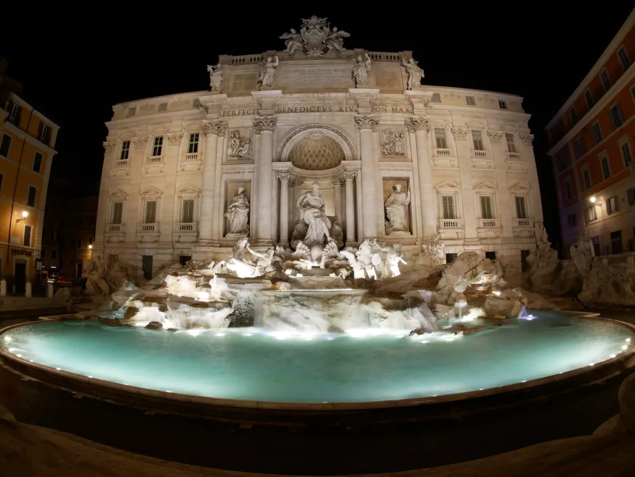 Fonte de Trevi à noite