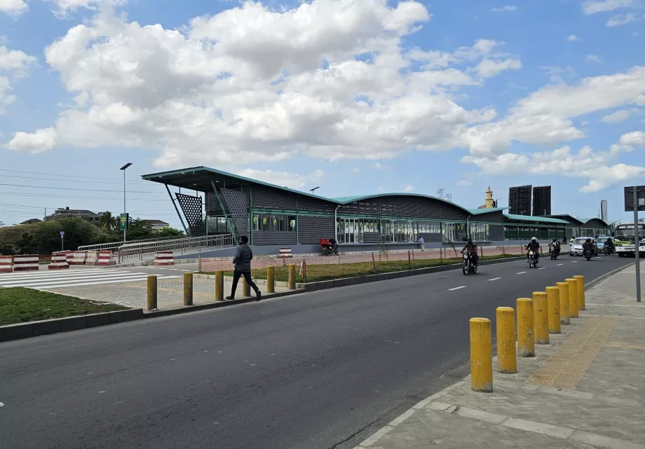 Paragem de autocarro UDART na estrada principal